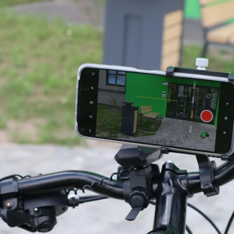 Handlebar smartphone mount